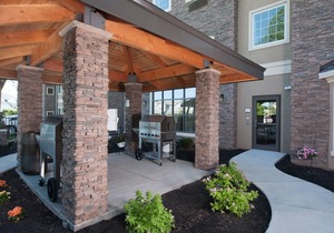 20 Minutes from Niagara Falls! | Free Breakfast, Pool & Hot Tub.