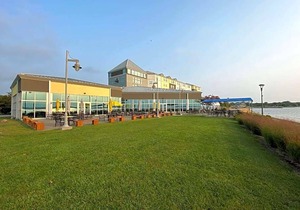 3-Star Hotel ∙ 41 Lakefront Hotel, Trademark Collection by Wyndham