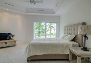 A BEAUTIFUL Beachfront Listing in The Bahamas! 1W