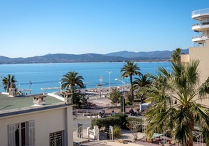 Air-conditioned studio for 2 near beach and shops with balcony and wifi in Saint-Raphaël in Saint-Raphaël
