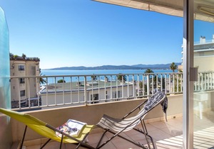 Air-conditioned studio for 2 near beach and shops with balcony and wifi in Saint-Raphaël in Saint-Raphaël