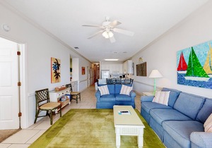 Beachfront condo overlooking the Gulf w/pool & sundeck Near dining/shops