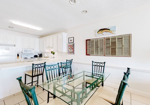 Beachfront condo overlooking the Gulf w/pool & sundeck Near dining/shops