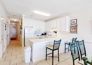 Beachfront condo overlooking the Gulf w/pool & sundeck Near dining/shops