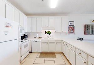 Beachfront condo overlooking the Gulf w/pool & sundeck Near dining/shops