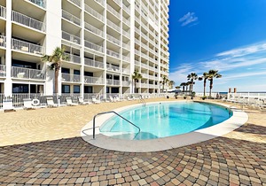 Beachfront Corner Unit w/ Balcony, Pools