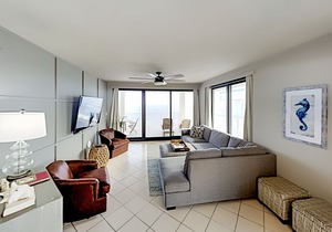Beachfront Corner Unit w/ Balcony, Pools