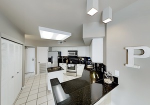 Beachfront Corner Unit w/ Balcony, Pools