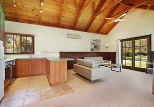 Beechworth Cedar Cottages - spacious, private 1 Bedroom cottage close to town in Beechworth
