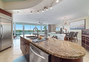 Bella Luna 205 ~ Beach Access, In/Outdoor Pools, Hot Tub, Fitness + $400 in FREE Activities Daily
