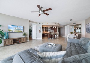 Bella Luna 407-Luxury Condo-Sleeps 8-Walk to Flora-Bama-Boaters Heaven-
