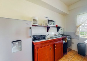Bright studio w/complimentary bikes, kitchen, picnic area, WiFi & partial AC in Caye Caulker