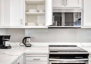 Chic Santana Row 2BR w/Pool & Garage, 10 mins to Google, by Blueground