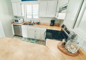 Cozy & Clean condo on Wolf Bay in Orange Beach. Beautiful Sunsets on the Pier.