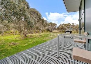 Ecocrackenback 2 'Sustainable chalet close to the slopes.'