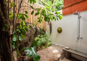 Free Wifi + Outdoor shower at La Pointe Beach Huts