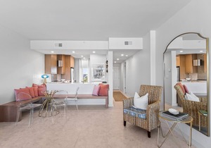 High Pointe Completely Renovated Unit, Beach Setup and Bikes Included!