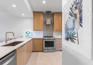 High Pointe Completely Renovated Unit, Beach Setup and Bikes Included!