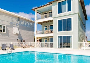Luxury home w. breathtaking Gulf views directly on beach