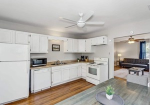 Midtown, Minutes to the Beach! Highlands Unit-B