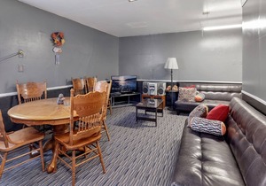 Mount Shasta Retreat- Air-Hockey- Firepit- Secluded