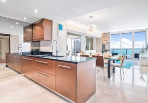 MVR - Designer Stay in Sky-High Tower