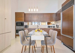 MVR-Water Views & Modern Luxury