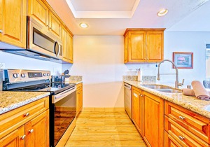 Newport Beach condo with oceanfront balcony - ideal location