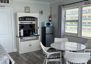 Oceanfront Studio w/Balcony, Pool, Tiki Bar & Stunning Sunrise Views!