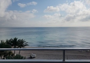 Oceanfront Studio w/Balcony, Pool, Tiki Bar & Stunning Sunrise Views!