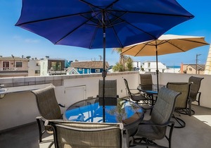 Spacious condo just steps to sand & central location with sundeck & views