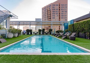 Trendy Downtown 1BR w/Pool, Gym & W/D near Staples Center, by Blueground