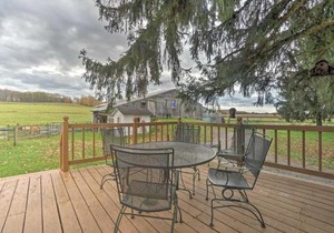 Vintage Farmhouse about 2 half Mi to Mount Pleasant Ski