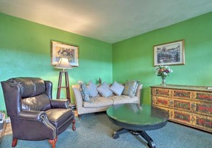 Vintage Farmhouse about 2 half Mi to Mount Pleasant Ski