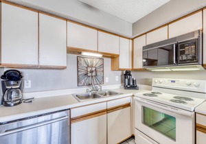 Waterfront condo with a beautiful view, outdoor pools & beach access