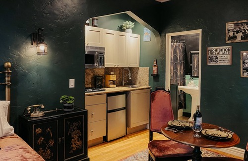 The Flats Apartment | 1920s Speakeasy Themed Suite