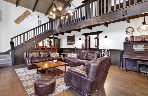 Big Bear Hotel | 232 m² Hotel ∙ 6 bedrooms ∙ 24 guests