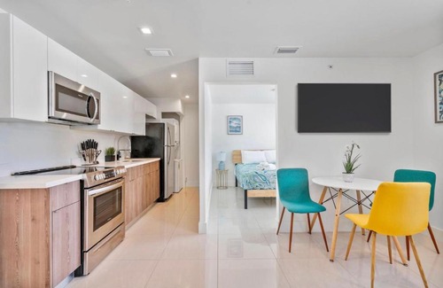 Coral Way Apartment | 3mi to Downtown Miami 7mi to South Beach 2BDR -302-