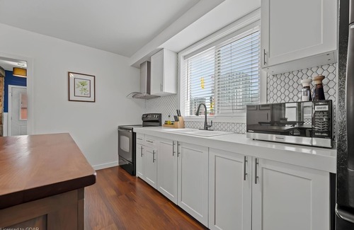 Kitchener House | 4 Bedroom Luxury House, Free Parking, LRT, Kitchener Downtown, near Chicopee SKI