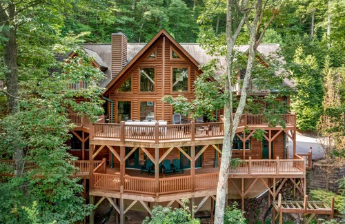 Asheville House | 435 m² House ∙ 5 bedrooms ∙ 20 guests