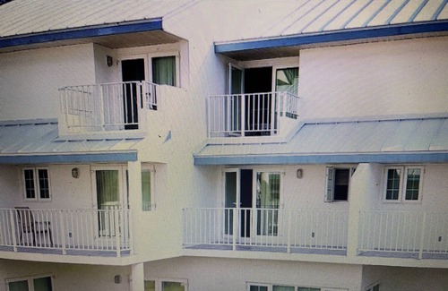 Bahama Reef Condo | 5 minutes to the beach, water front location, family size condo with jacuzzi tub