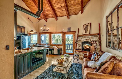 Tahoe Village Cabin | 84 m² Cabin ∙ 2 bedrooms ∙ 4 guests