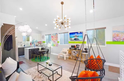 North Hollywood House | A. Stylish & Comfy NoHo Retreat: 5-Star Location - Hot Tub - Free Parking - BBQ!