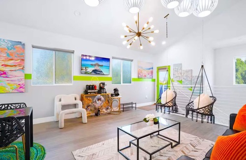 North Hollywood House | A. Stylish & Comfy NoHo Retreat: 5-Star Location - Hot Tub - Free Parking - BBQ!