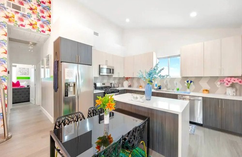 North Hollywood House | A. Stylish & Comfy NoHo Retreat: 5-Star Location - Hot Tub - Free Parking - BBQ!