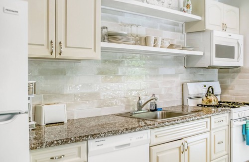 Windsor Park Apartment | Adorable 2 bedroom suite - 200 steps to beach, car available
