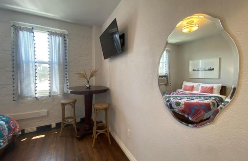 Rampart Village Apartment | Amazing Studio minutes to Downtown