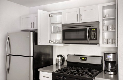 Westwood Apartment | Ample Westwood 2BR, near UCLA/Medical Center by Blueground