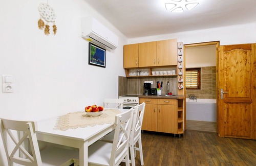 Fonyodliget Apartment | Beautiful apartment for 4 people with A/C, WIFI, TV, terrace and pets allowed