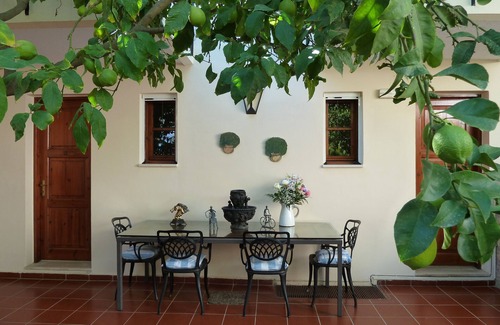 Atsipópoulon Apartment | Calergi10❤️️Self check-in❤️Very Fast Wi-Fi🌼Private outdoors space🏡Kitchen❤️️